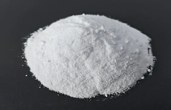 堆放着一堆洁白细腻的纯碱粉末，边缘散落少许细小颗粒。